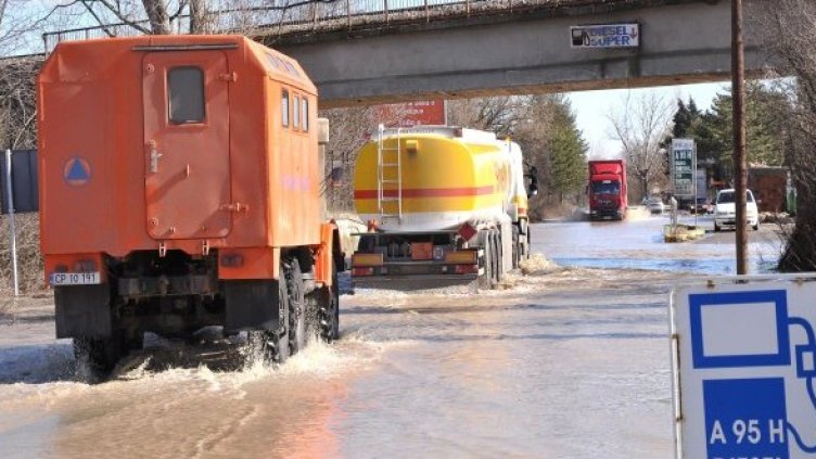 Макар и наводнен, през ГКПП Капитан Андреево минават камиони