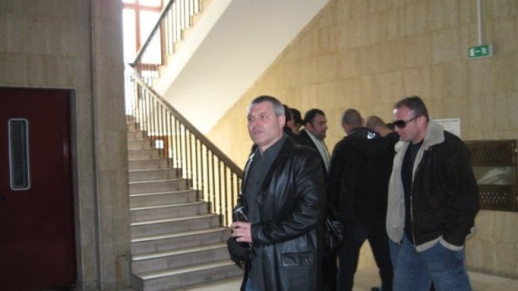 Петко Лисичков /на преден план/ на влизане в съда. Снимка: Dnes.bg