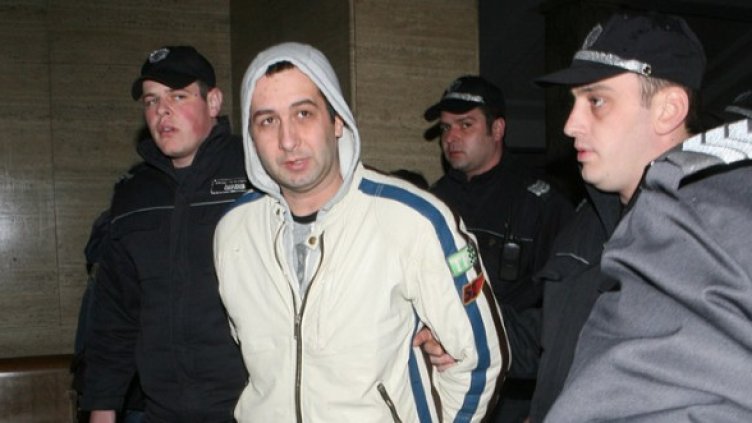 Полиция изведе Даниел Димитров &ndash; Релето, от съдебната зала. Снимка: БГНЕС