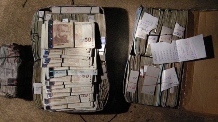 Откритите в дома на лихварите пари и записи за дългове. Снимка МВР