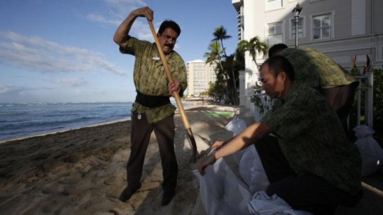 В Хаваите пълнят торби с пясък в подготовка за очакваното цунами. Снимка: GettyImages/Guliver Photos
