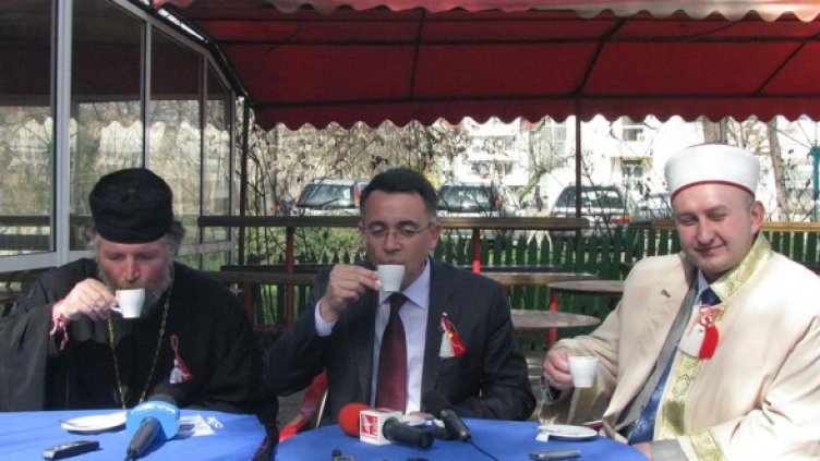 Поп, кмет и мюфтия в "Ганкиното кафене". Снимка: БГНЕС