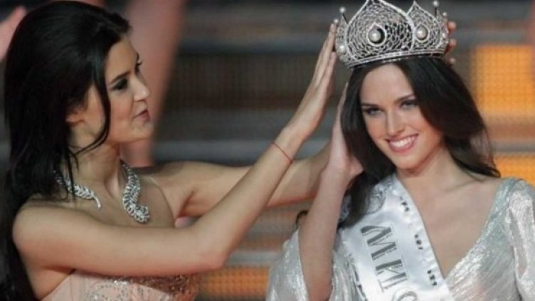 Ирина Антоненко (вдясно) получава короната. Снимка: БГНЕС