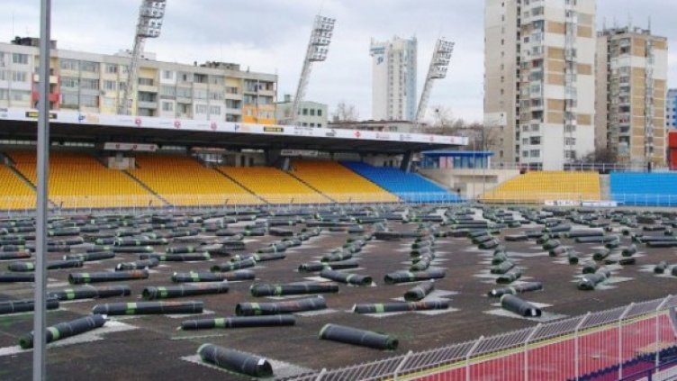 Наскоро бе подменена и тревата на стадион "Лазур". Снимка: Булфото