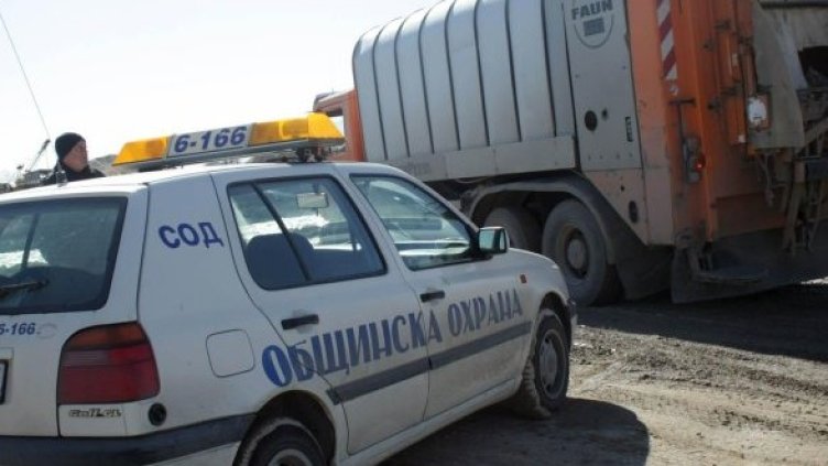 Общинска охрана дежури пред входа на сметището. Снимка: Булфото