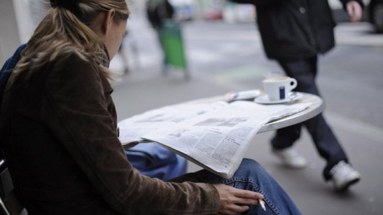 Тя може да пие кафето си само навън... Справедливо ли е? Снимка: БГНЕС