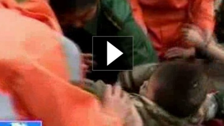 Спасителна операция по ТВ. Измъкват китайче от тръба