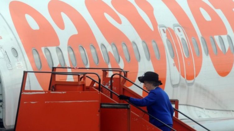 Кралицата на влизане в самолета. Снимка: EasyJet