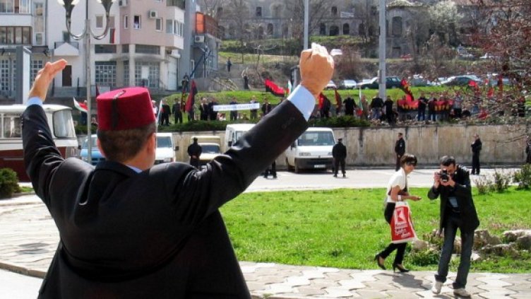 Али Юзеиров се появи с фес. Снимка: БГНЕС