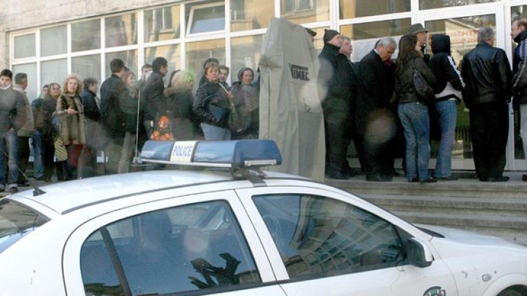 Опашка от чакащи за новите документи. Снимка: БГНЕС