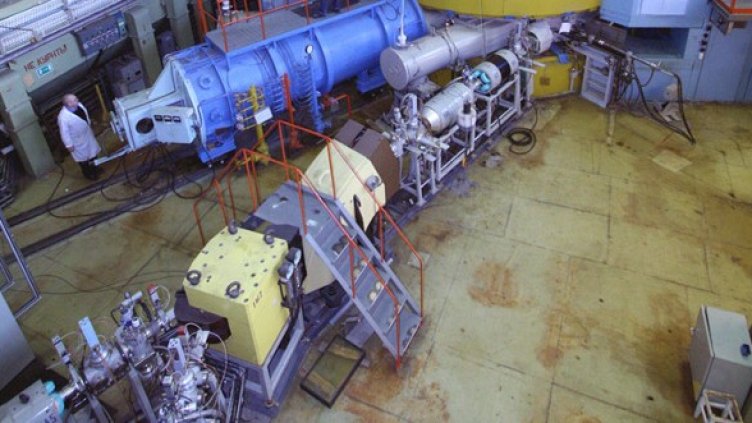 Ускорителят за тежки йони У-400. Снимка: ОИЯИ