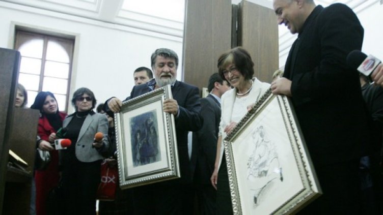 Борисов и Рашидов с две от дарените картини. Снимка: БГНЕС