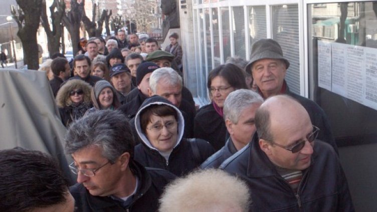 Всеки ден пред РПУ-тата се извиват опашки за новите документи. Снимка: БГНЕС