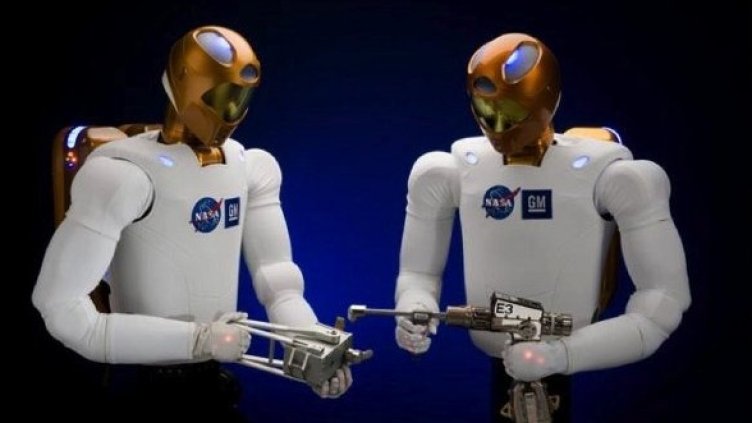 Robonaut 2 може да бъде програмиран да изпълнява определени задачи и да имитира човешки действия. Снимка: NASA