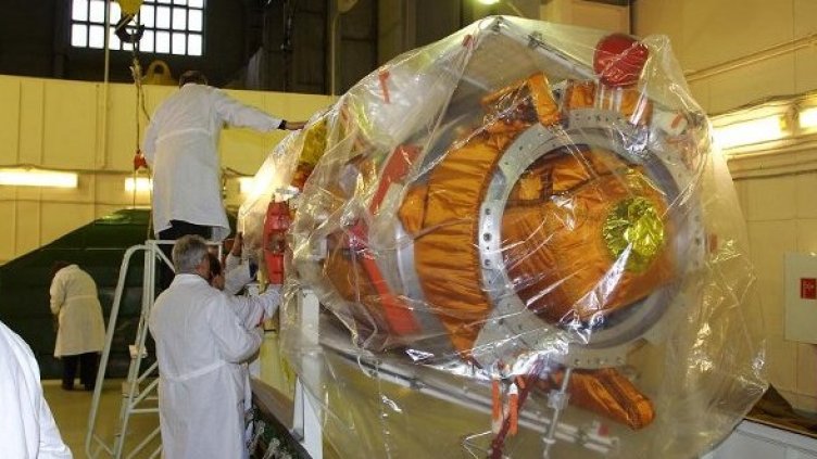 "Коронас-Фотон" в транспортната си опаковка, преди да бъде изпратен в орбита. Снимка: tesis.lebedev.ru