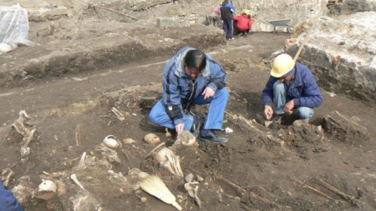 Около храмовете са извършвани множество погребения. Снимка: Валерия Ноева
