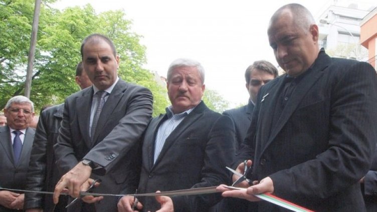 Вицепремиерът Цветан Цветанов, народният представител Павел Димитров и премиерът Бойко Борисов (отляво надясно) откриха нов областен клуб на ПП ГЕРБ - Варна. Снимка: БГНЕС