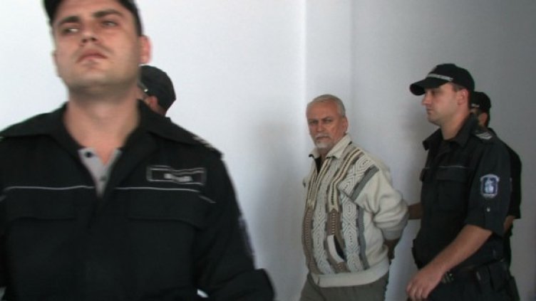 Полиция ескортира Евгени Блажев. Снимка: Dnes.bg