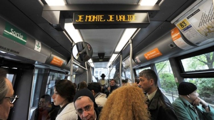 На електронно табло в автобуса компанията, управляваща обществения транспорт в Париж, подканя пътниците да валидират билетите си. Снимка: БГНЕС