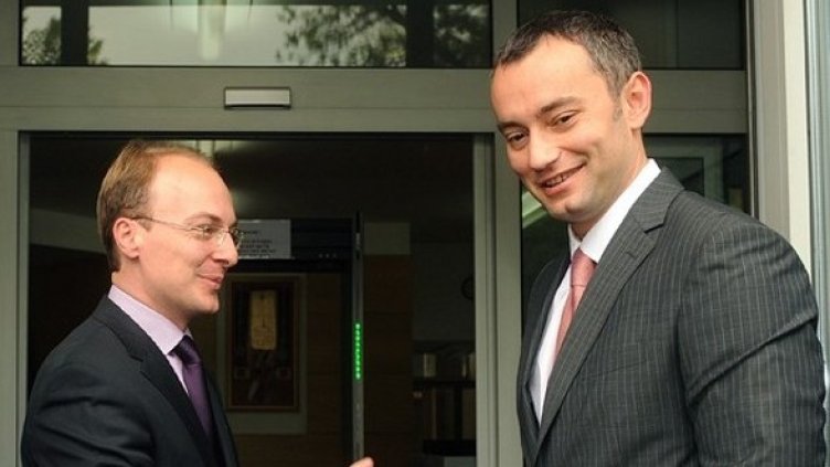 Македонският външен министър Антонио Милошоски (вляво) приветства българския си колега Николай Младенов в Скопие. Снимка: БГНЕС