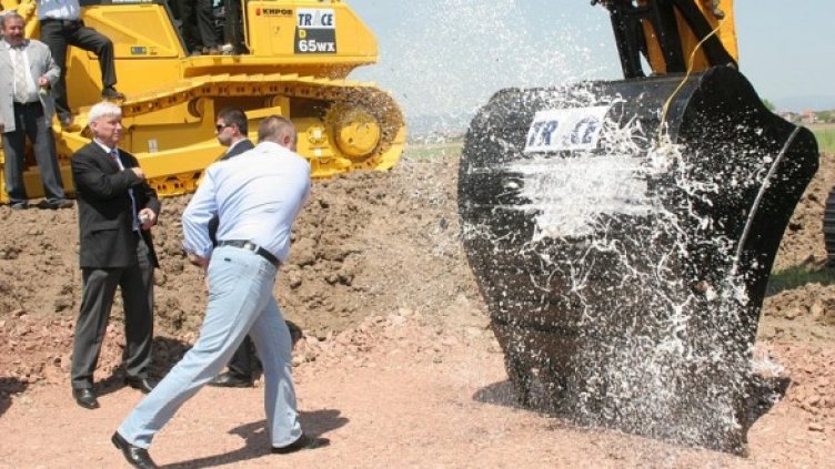 Борисов на първата копка на ЛОТ 2 на магистрала "Тракия". Снимка: БГНЕС