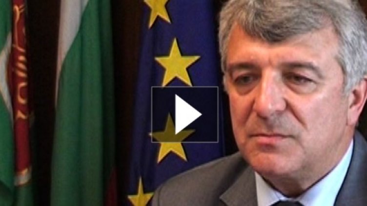 Ваденето на кирливите ризи започна