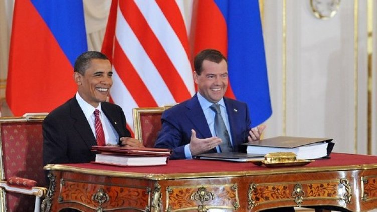 Новият договор за съкращаване на нападателните оръжия беше подписан от Барак Обама и Дмитрий Медведев на 8 април 2010 г. в Прага. Снимка: БГНЕС