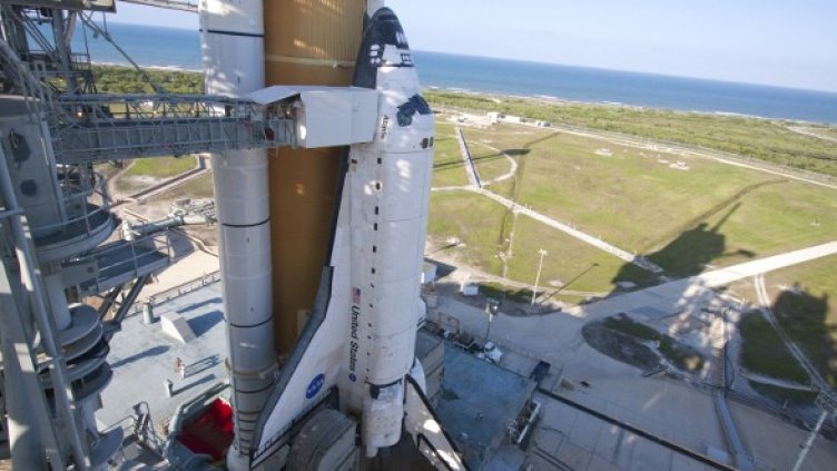 "Атлантис" в очакване на последния си старт. Снимка: НАСА