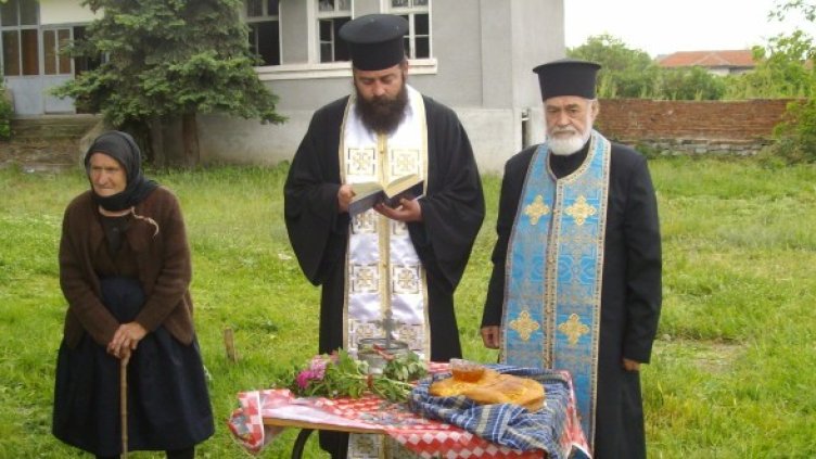 Свещениците Филип и Атанас. Снимка: Dnes.bg