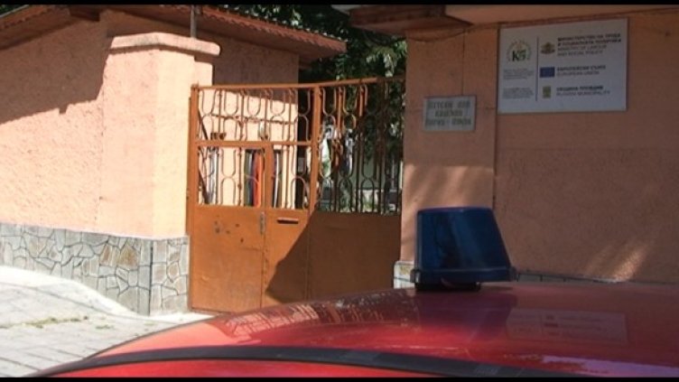 Полицията варди входа на дома. Снимка: Dnes.bg