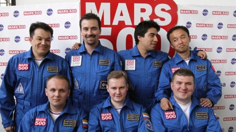 Шестимата с ръководителя на експеримента. Снимка: БГНЕС