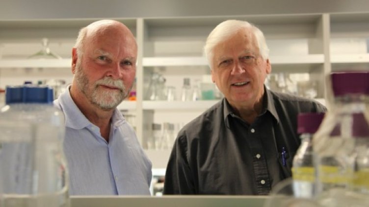 Доктор Крейг Вентър и доктор Хамилтън Смит в лабораторията им. Учените обявиха, че са създали жизнеспособна клетка с изкуствен геном. Снимка: БГНЕС