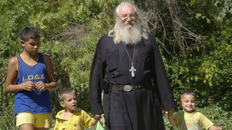 Отец Иван с децата от дома за сираци в Нови хан. Снимка: Булфото