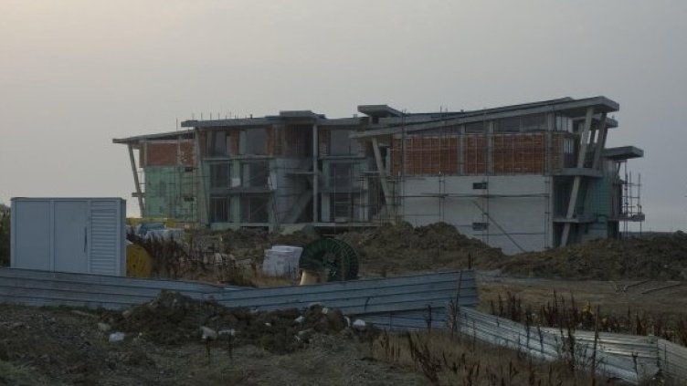 Скандалният строеж все още не е съборен. Снимка: БГНЕС