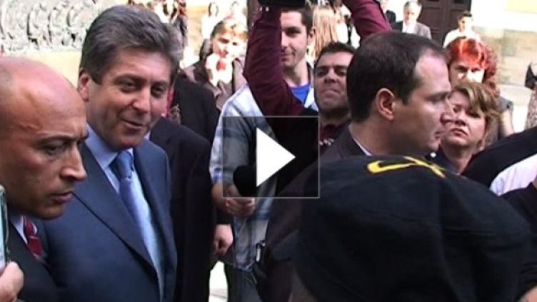 Зад гърба му: Турски президент! В лицето му &ndash; мълчат