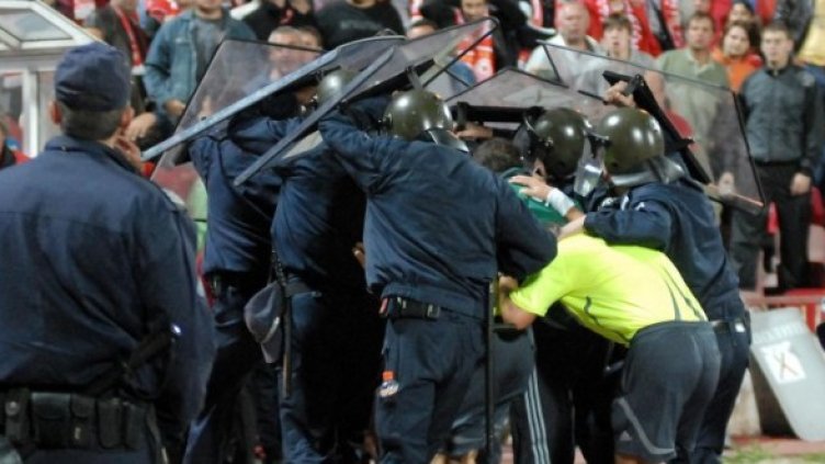 Съдиите често напускат родните стадиони по подобен начин. Снимка: Булфото