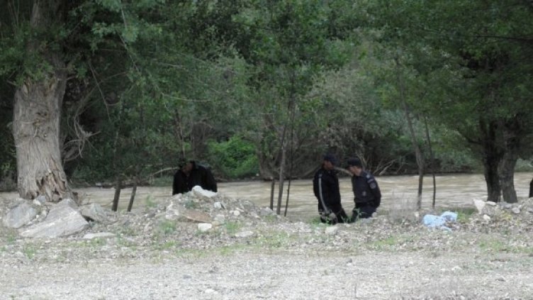 Колеги на полицая обхождат реката. Снимка: БГНЕС