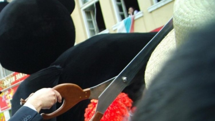 Котката остава без опашка. Преди месец в Габрово политиката беше просто каранавал... Снимка: Булфото