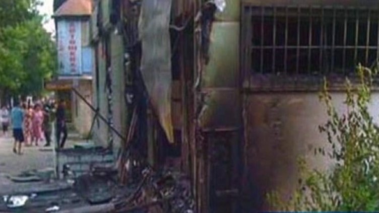 Една от опожарените сгради в Ош. Снимка: БГНЕС