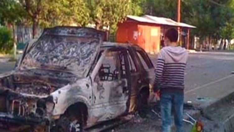 Участниците в безредиците в Ош палят коли, разбиват магазини и грабят жилища. Снимка: БГНЕС