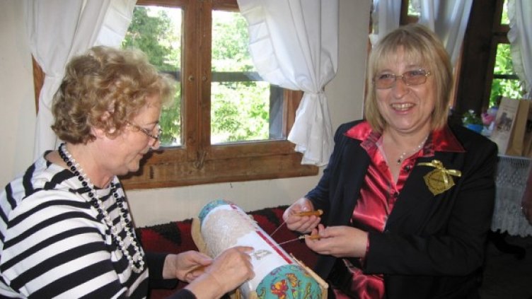 Понякога Цецка Цачева върши чисто женска работа, например плете дантела. Снимка: БГНЕС