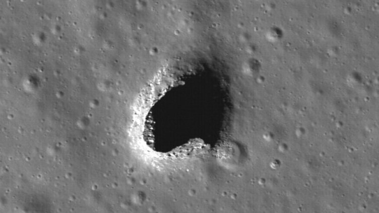 Отворът на повърхността на лунното Mare Ingenii, заснет от Lunar Reconnaissance Orbiter. Снимка: НАСА