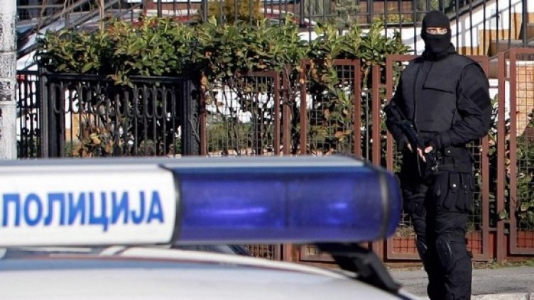 Сръбски спецполицай охранява дома на семейството на Ратко Младич в Белград. Снимка: БГНЕС