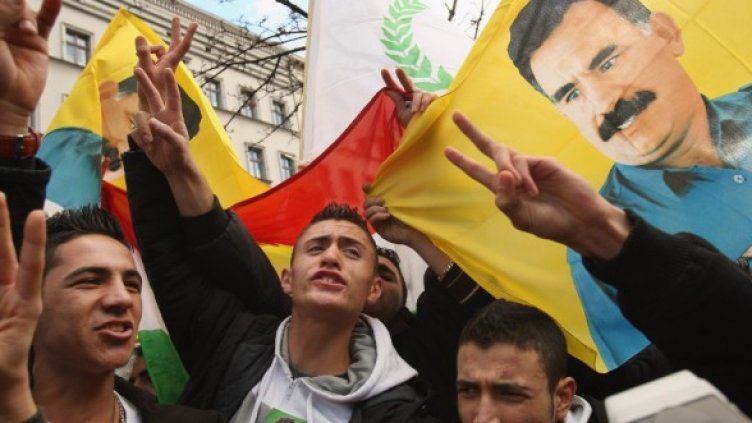 Кюрди протестират с портрет на Абдула Йоджалан - лидер на ПКК, осъден на доживотен затвор в Турция. Снимка: Getty Images/Guliver Photos