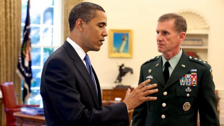Обама и  Маккристъл. Снимка: БГНЕС
