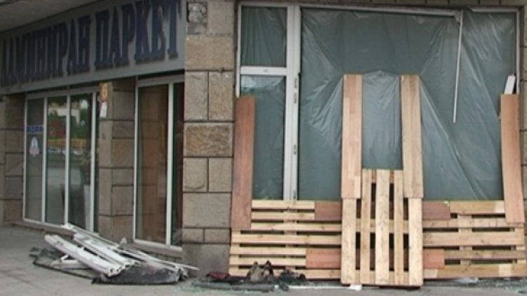 Вместо врата, магазинът сега е с найлони. Снимка: Dnes.bg