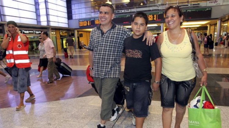 Един от пристигналите в Испания политически затворници. Снимка: БГНЕС