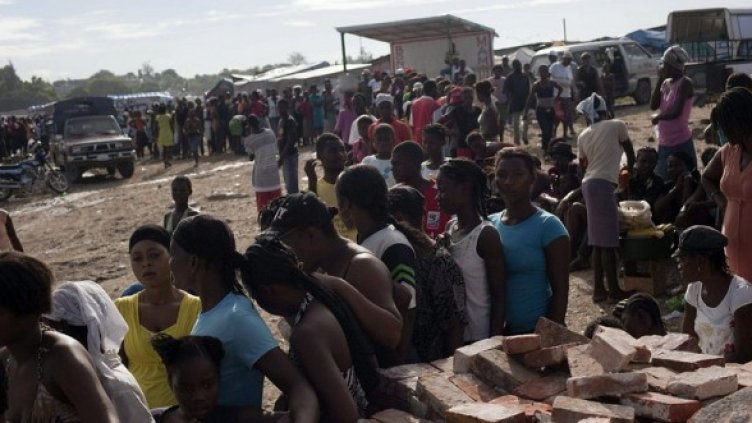 Стотици жени са се наредили на опашка, за да получат храна в лагер в Порт-о-Пренс. Снимка: БГНЕС