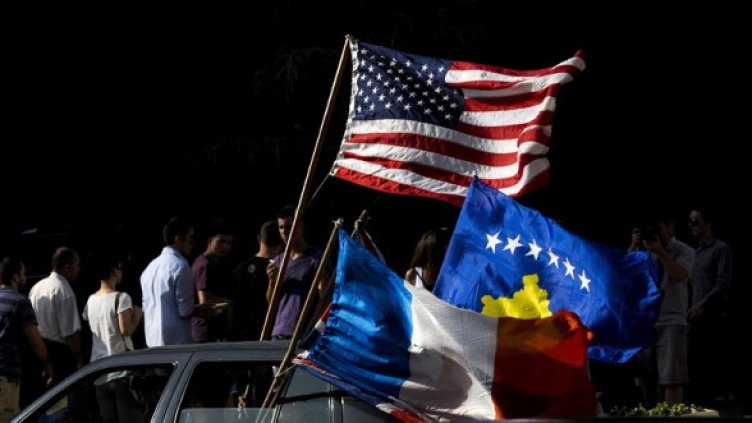 Косовски албанци празнуват по улиците на Прищина решението на Международния съд в Хага. Снимка: БГНЕС