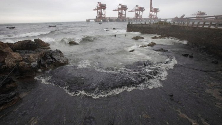 Цената на петрола се стабилизира около $77 за барел